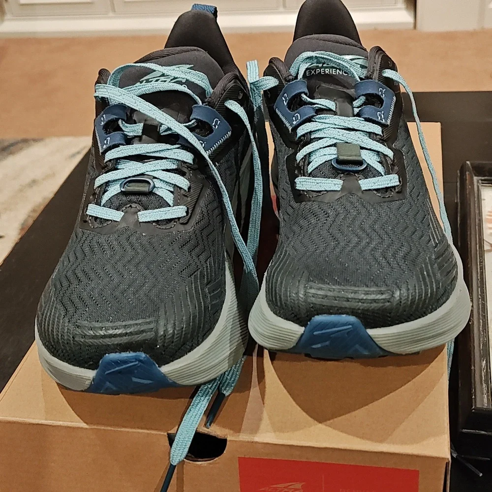 Altra experience Wild Size 8.5 Black/Lt Blue-barely Worn - Picture 3 of 12